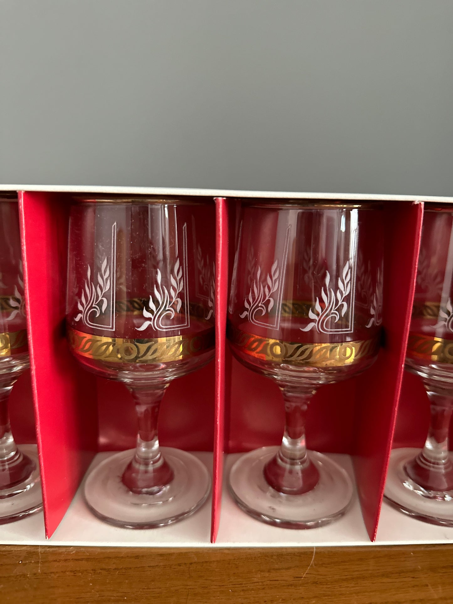 Set of 6 boxed mid century glasses with gold