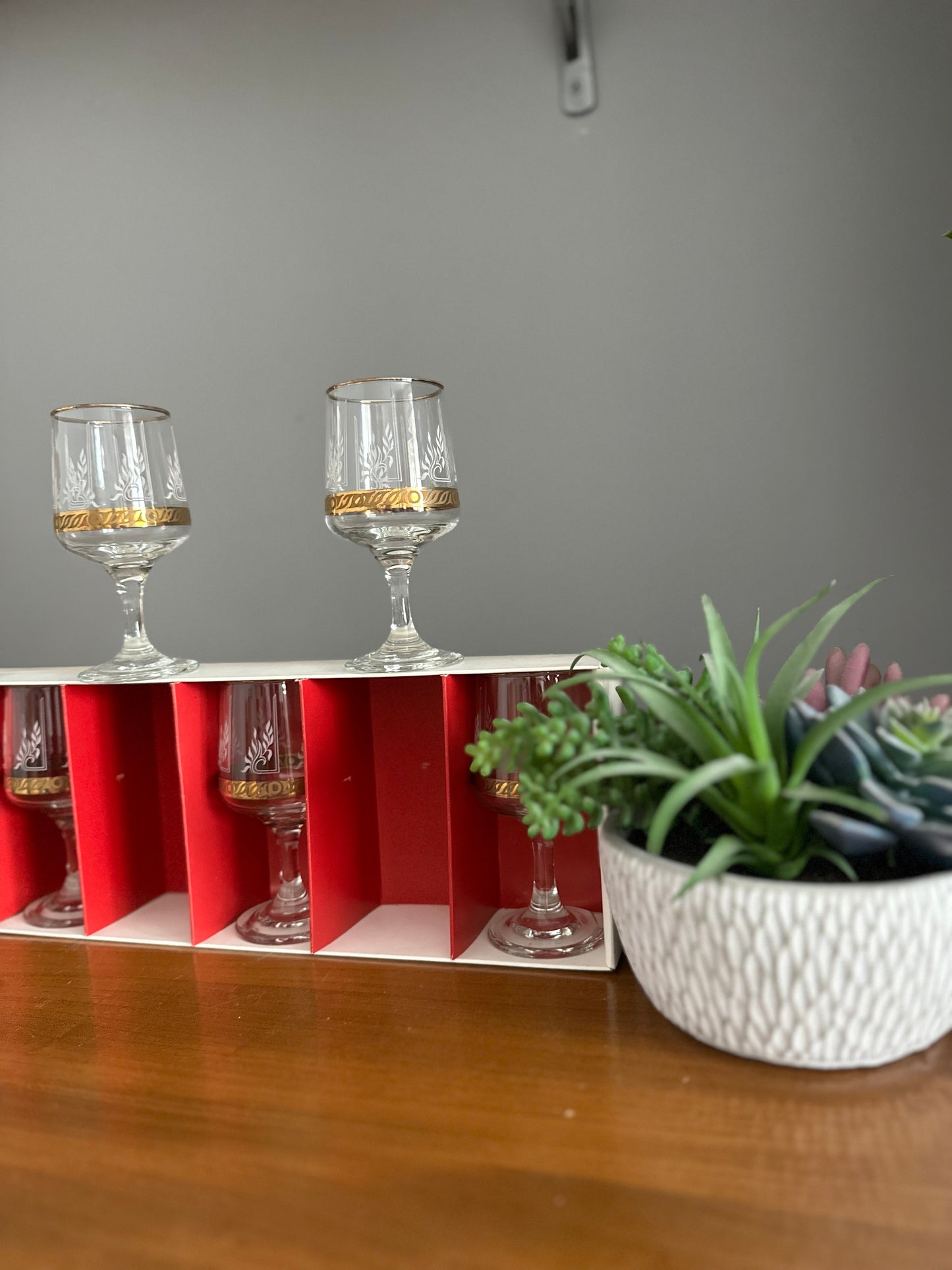 Set of 6 boxed mid century glasses with gold