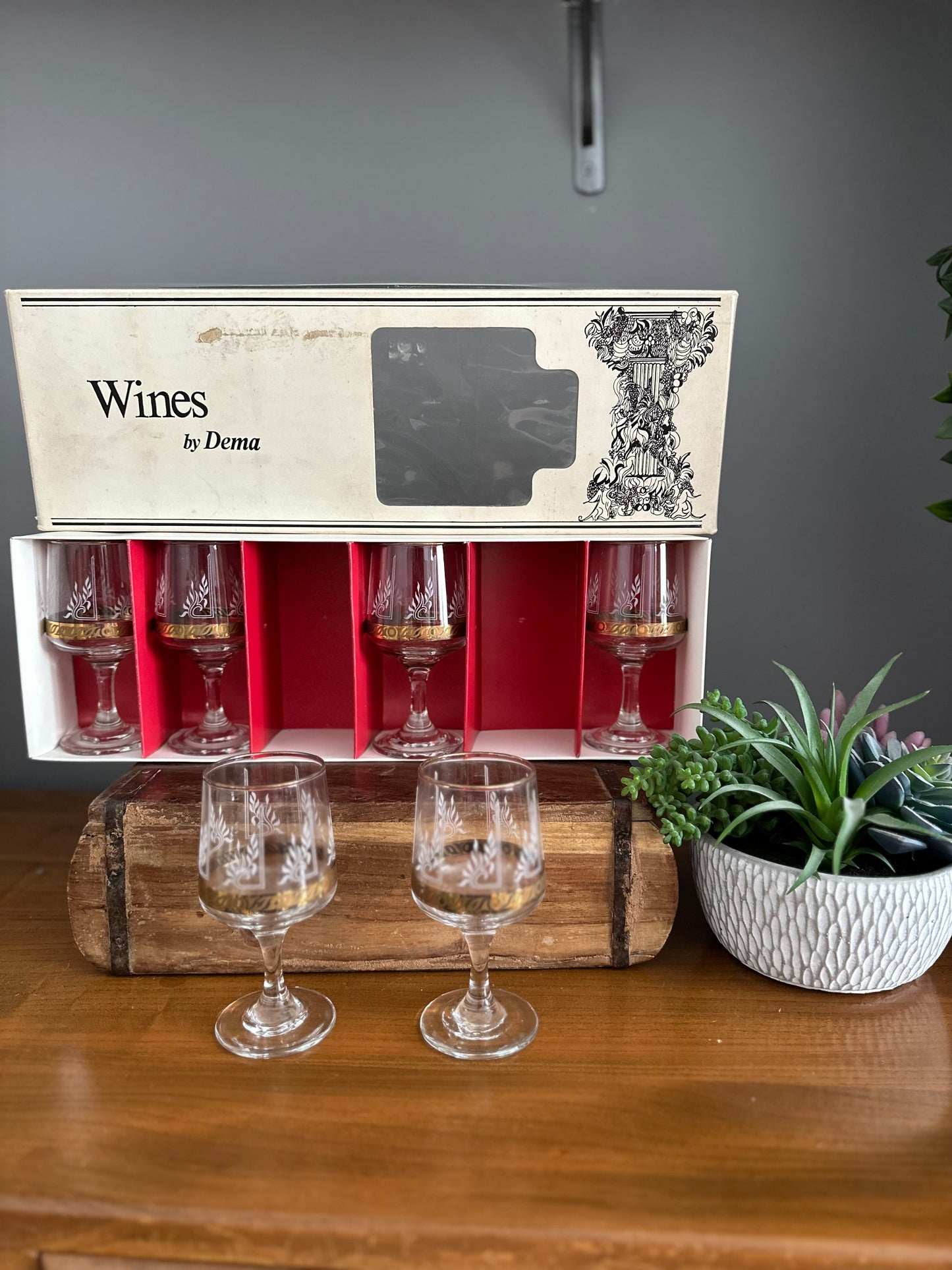 Set of 6 boxed mid century glasses with gold