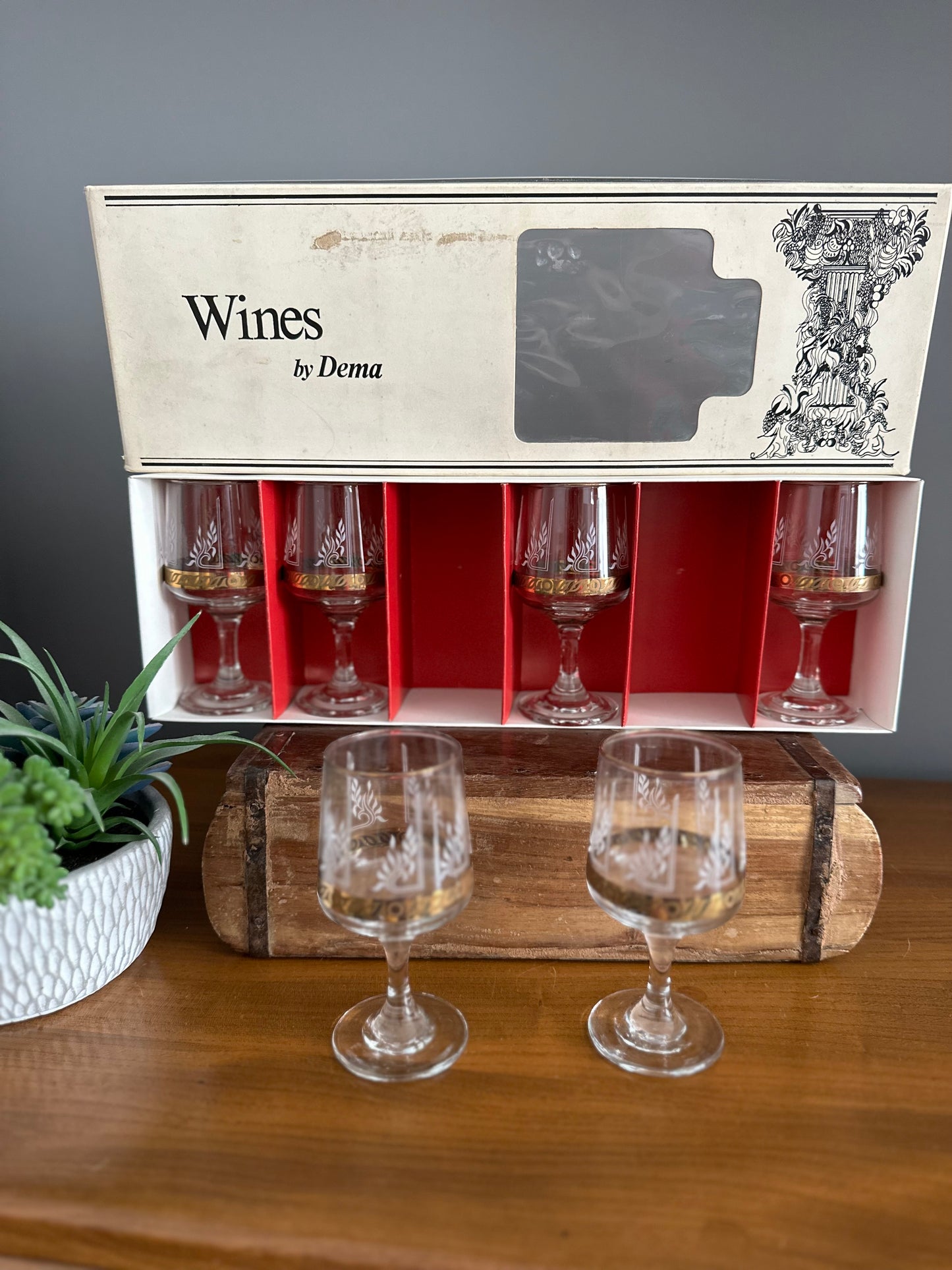 Set of 6 boxed mid century glasses with gold